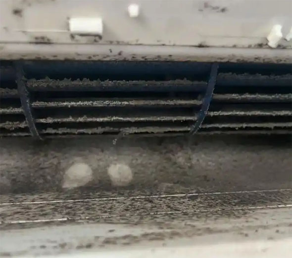 凌云空调吹的风有股烧焦味是怎么回事